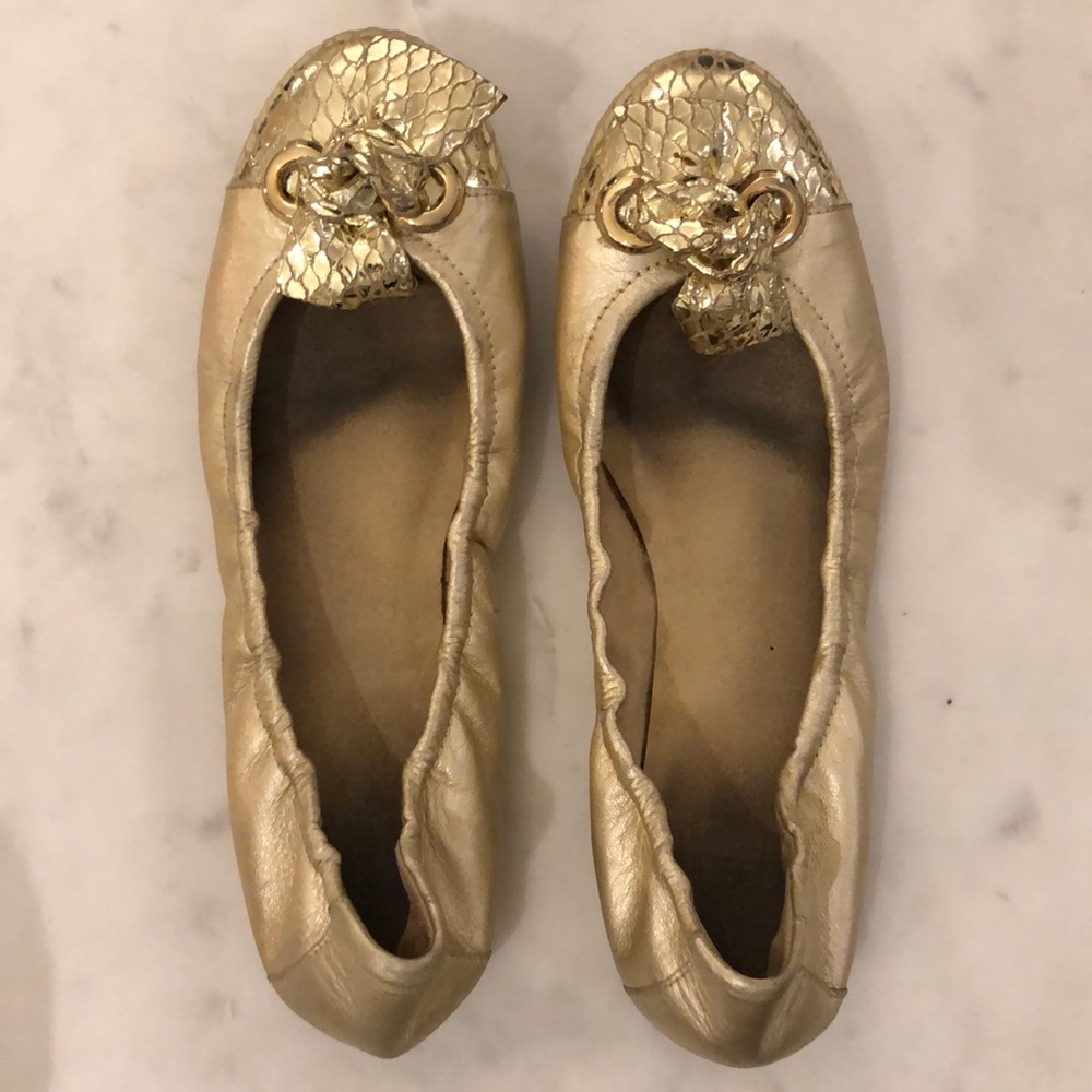 Stuart Weitzman size 7 gold flats